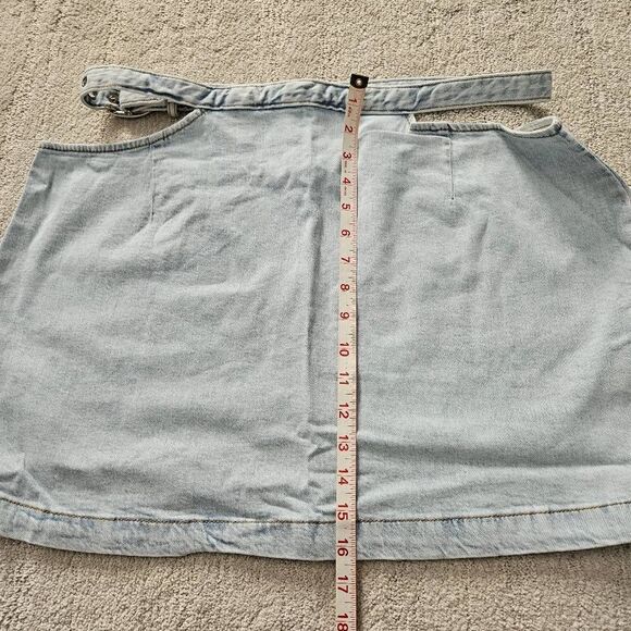 3/$15 WeWoreWhat Cut Out Mini Skirt in Light Wash Denim Size XL - Picture 8 of 8